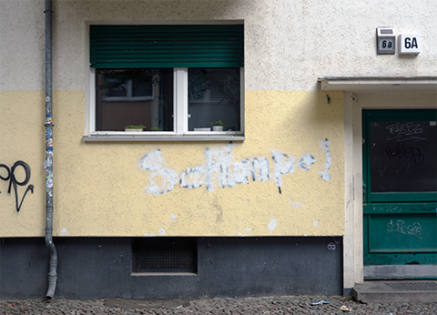 &Uuml;bermalung eines Graffitis an einer Hauswand in Berlin, Prenzlauer Berg. Foto von Hannes Kater, 2026