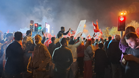 Istanbul, 01.04.2024: jubelnde Anhänger der CHP-Partei. Foto: Anne Rinn