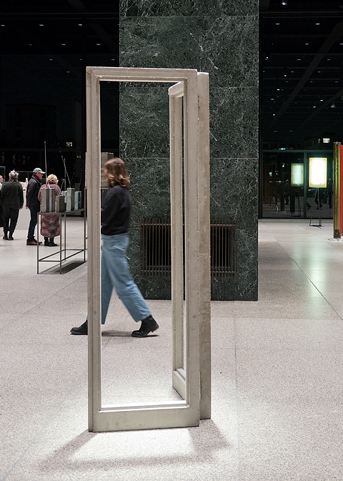 Isa Genzken:Paravent (1990). Fotografiert in der Ausstellung 75/75 in der Neuen Nationalgalerie von Hannes Kater