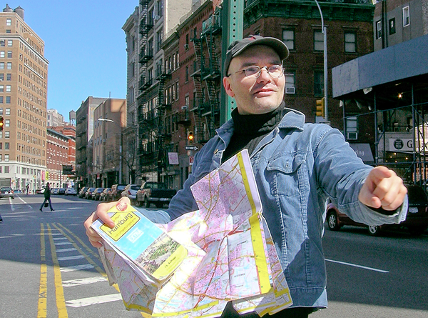 Hannes Kater zeigt dem Stadtplan von Hamburg New York City – Foto: Christoph Girardet