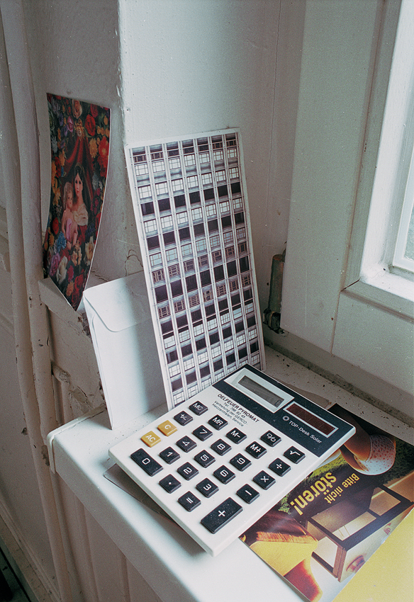 Taschenrechner im Dialog mit Einladungskarte, um 2000 analog fotografiert von Hannes Kater
