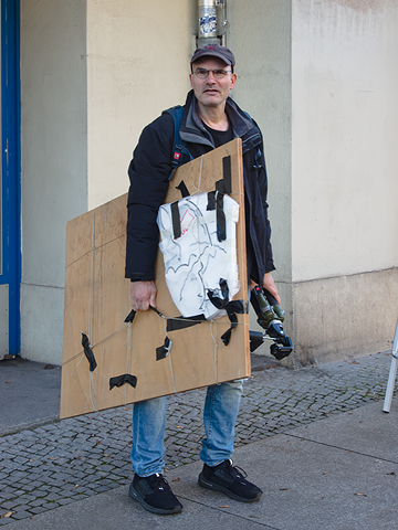 Hannes Kater mit Tischplatte und Stativ vor der Galerie Nord