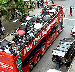 Touri-Bus oben ohne in Springstreet